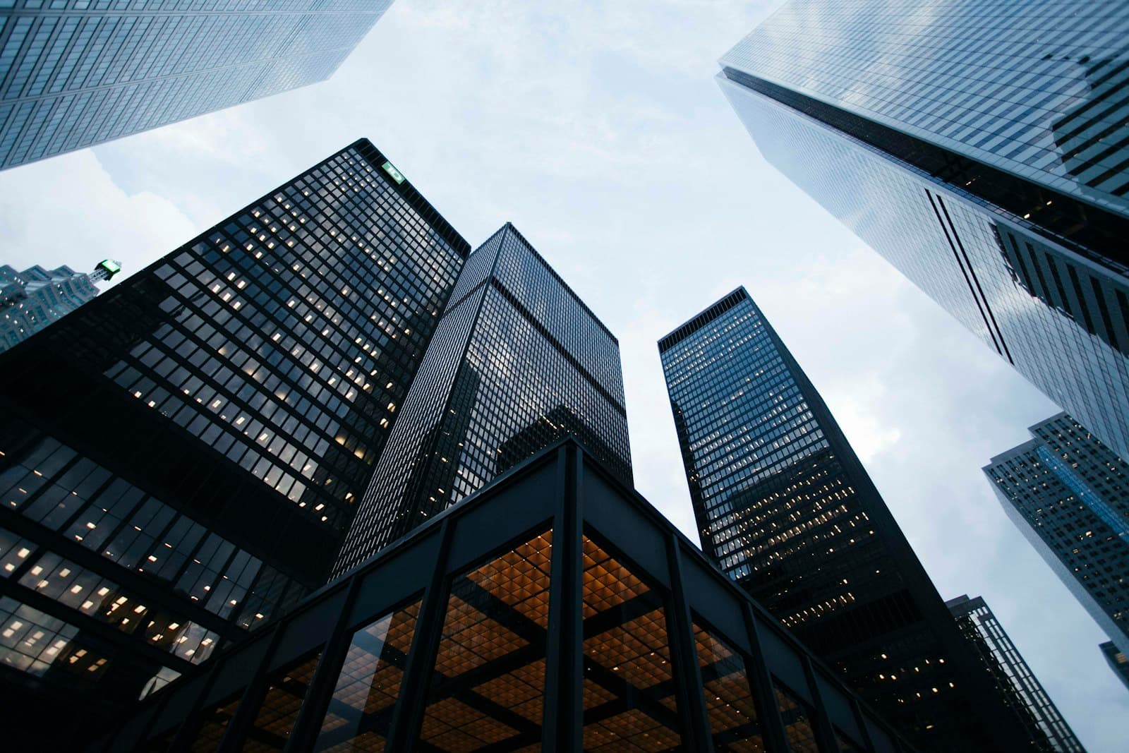 The Commercial Real Estate Growth System — Clozo Academy 90-day revenue growth course